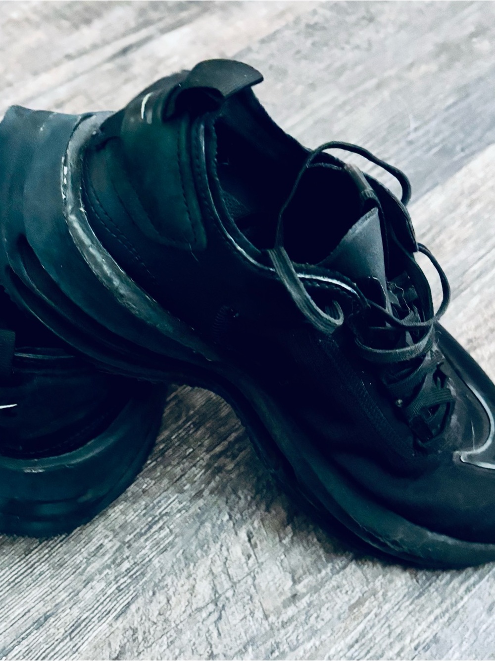 Nike Men's All-Black Low-Profile Athletic Trainers - Picture 8 of 13
